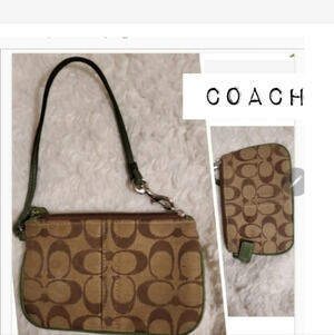 Coach‎ signature wristlet